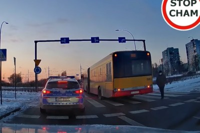 Policjanci potrącili pieszego na przejściu. Dostali pouczenie