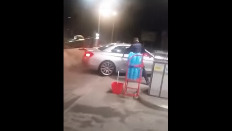 Kobieta wjechała autem na stację paliw. Policjanci wyglądali na bezradnych 