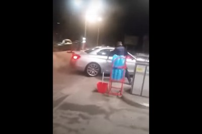 Kobieta wjechała autem na stację paliw. Policjanci wyglądali na bezradnych