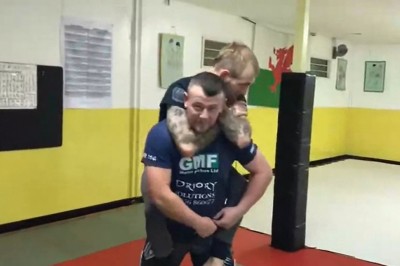 Prosty sposób na uwolnienie się, kiedy ktoś Cię zaczyna dusić 