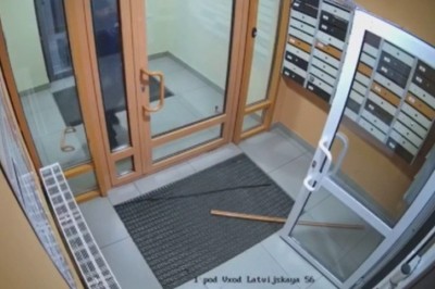 Kiedy sąsiad zapomni kluczy od domofonu i akurat wraca z imprezy