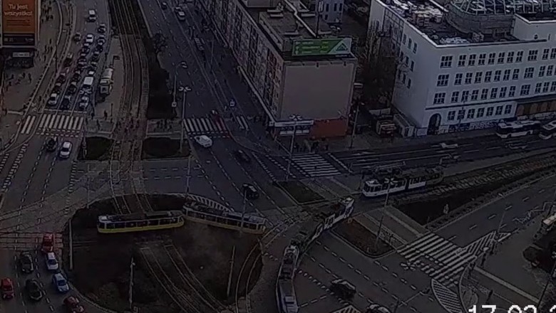 Drift tramwaju na rondzie w centrum Szczecina