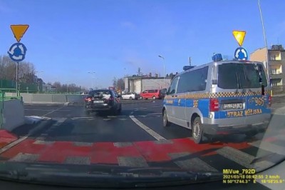 Straży Miejskiej nie chciało się stać w korku, więc złamali przepisy na skrzyżowaniu