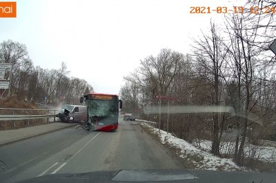Wjechał busem wprost pod nadjeżdżający autobus. Nagranie z wideorejestratora 