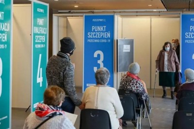 Będzie konieczna trzecia dawka szczepionki?  Wirusolog wyjaśnia od czego to zależy