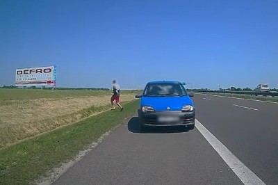 Kierowca Seicento ucieka w pole na obwodnicy Garwolina 