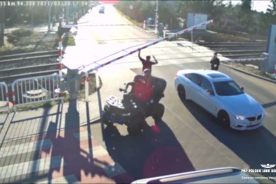 Quad zgasł na przejeździe. Za rogatkami utknęły dwa auta