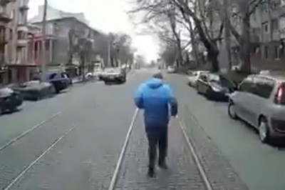 Zamknął mu drzwi tuż przed nosem, postanowił się odwdzięczyć