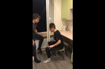 Kiedy matki nie ma w domu, a Ty z kolegą wymyślacie dziwną zabawę
