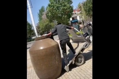 Kiedy kupiłeś ogromny dzban i z kumplem ogarniacie transport