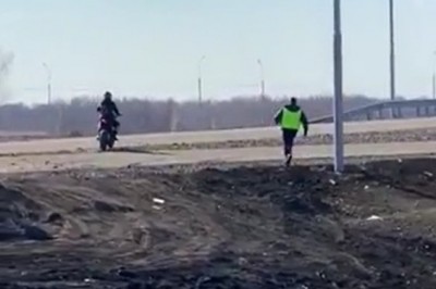 Bezradny policjant kontra motocyklista. Robił co mógł 