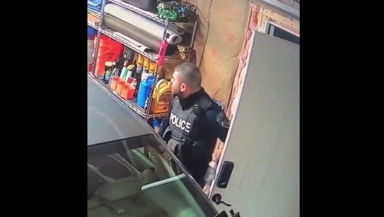 Policjant przyłapany na niszczeniu auta w garażu podczas przeszukania
