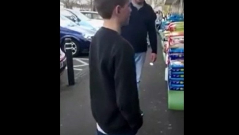Ojciec daje lekcje synowi, który obraził ludzi w sklepie