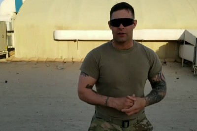 Żołnierz Navy Seals prezentuje skuteczną obronę przed przeciwnikiem