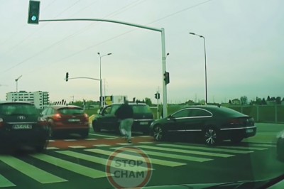 Awantura kierowców na skrzyżowaniu w Warszawie. Gościa mocno poniosło