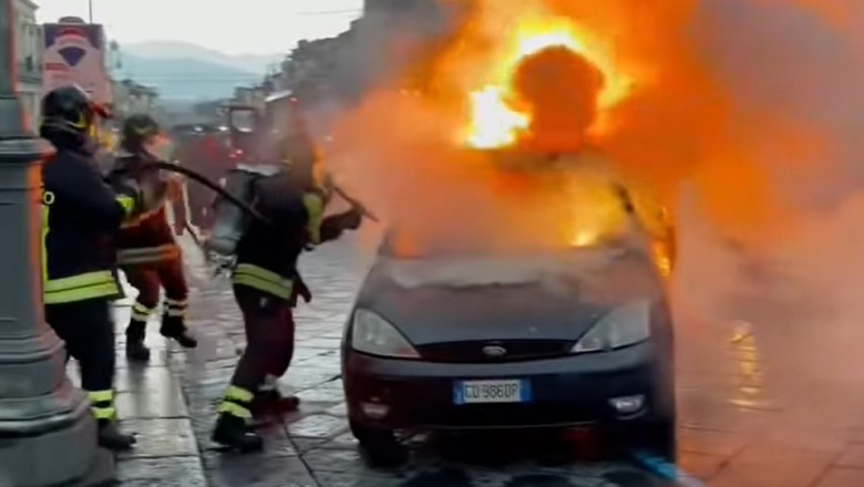 Płonący samochód ucieka strażakom. Nie mogli go zatrzymać