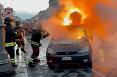 Płonący samochód ucieka strażakom. Nie mogli go zatrzymać