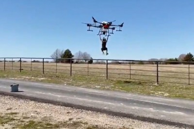 Ojciec testuje drona za pomocą syna. Daleko nie poleciał 