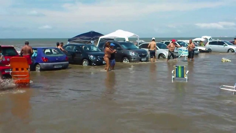 Mini tsunami zalewa zaparkowane na plaży samochody 