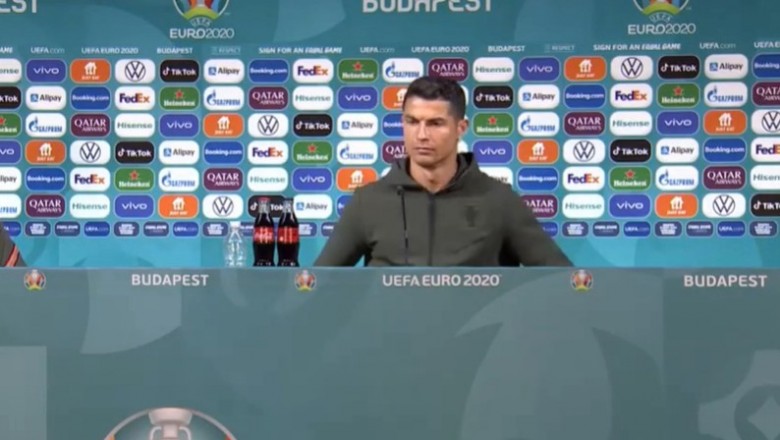 Ronaldo odsuwa colę sprzed siebie podczas konferencji prasowej 