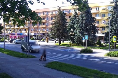 Pędził przez przejście i o mało nie potrącił ojca z dzieckiem 