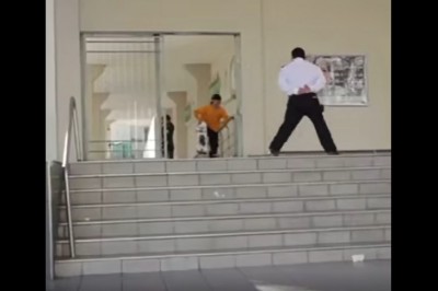 Ochroniarz kontra gość na desce. Konkretnie go załatwił 