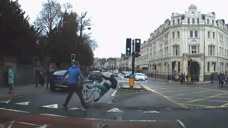 Przypadkowy przechodzeń łapie rowerzystę uciekającego przed policją