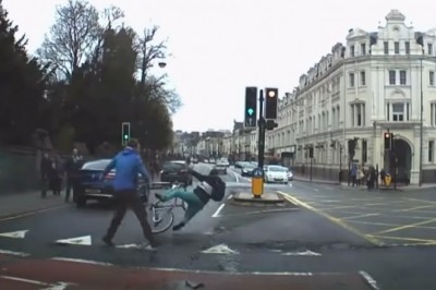 Przypadkowy przechodzeń łapie rowerzystę uciekającego przed policją