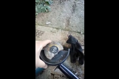 Facet ze szlifierką przekonał się dlaczego należy nosić okulary ochronne