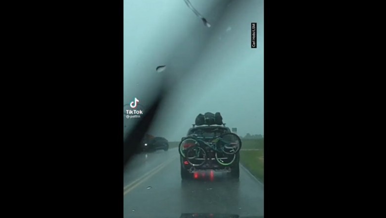Niezwykłe nagranie uderzenia pioruna w auto podczas jazdy 