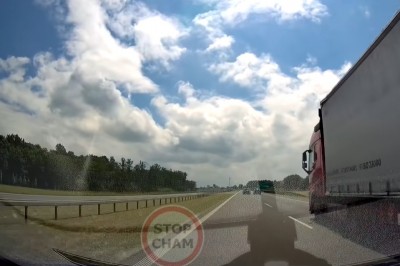 Pirat drogowy spycha auto i doprowadza do poślizgu 