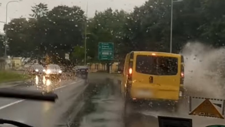 Obywatelskie zatrzymanie kierowcy, który rzucał puszkami przez okno - Zamoście