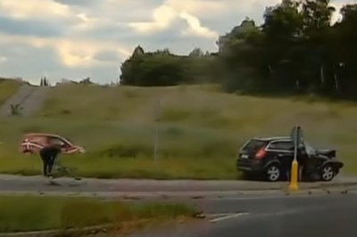 Wielki fart rowerzysty, który był w pobliżu zderzenia się aut