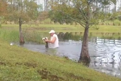 Facet wyciąga aligatora z wody, otwiera mu paszczę i ratuje swojego psa