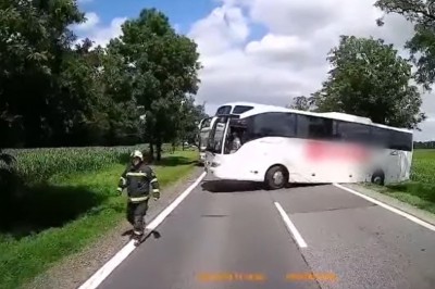 Autobusem zablokował drogę strażakom jadącym do wypadku 