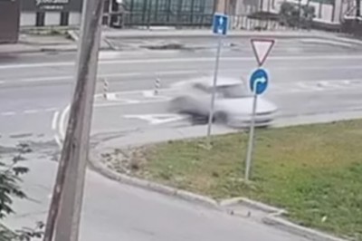 Uciekał przed policją. Przeciął auto na pół na latarni
