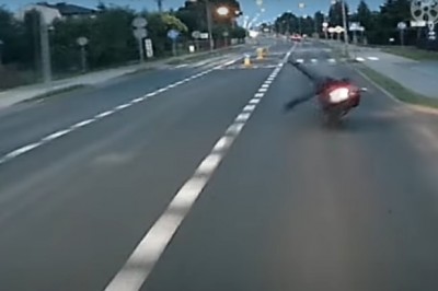 Skasował motocykl, bo wyprzedzał przed wysepką. Nagranie z Radomia 