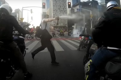 Pieszy z gazem pieprzowym kontra grupa motocyklistów w Warszawie