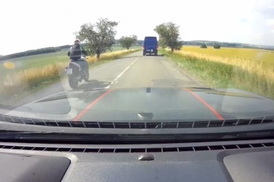 Wyprzedzanie na czołówkę zakończone spektakularnym wypadkiem