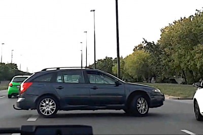 Przypadkowy drift na środku drogi. Miał sporo szczęścia 