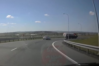 Nagranie wywrócenia się cysterny na drodze S3