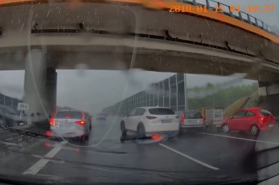 Spowodowali zagrożenie na A4, bo chcieli się schować przed gradem