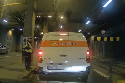 Kierowca omija dwóch policjantów i kontrolę trzeźwości