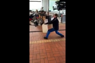 Kiedy szef odkrywa, że mechanik ma ukryte talenty 