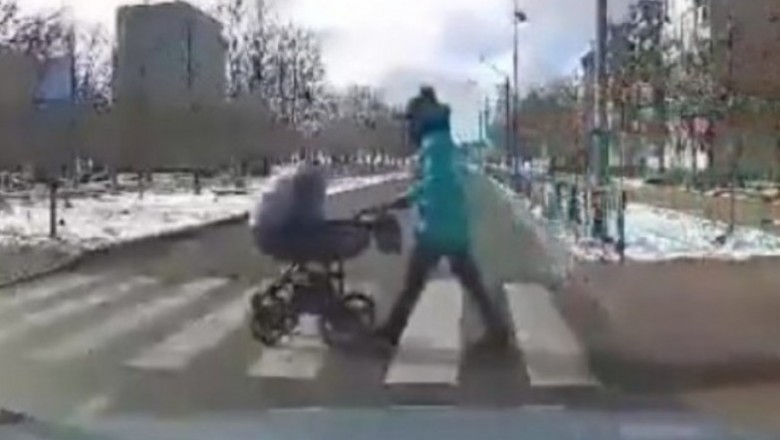 Kierowca potrącił na przejściu dziecko w wózku. Nagranie z wideorejestratora
