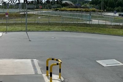 Przeleciał Mercedesem przez rondo w Nowej Soli. Nagranie z monitoringu 