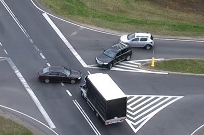 Wypadek Audi i BUSa nagrany przez policyjnego drona