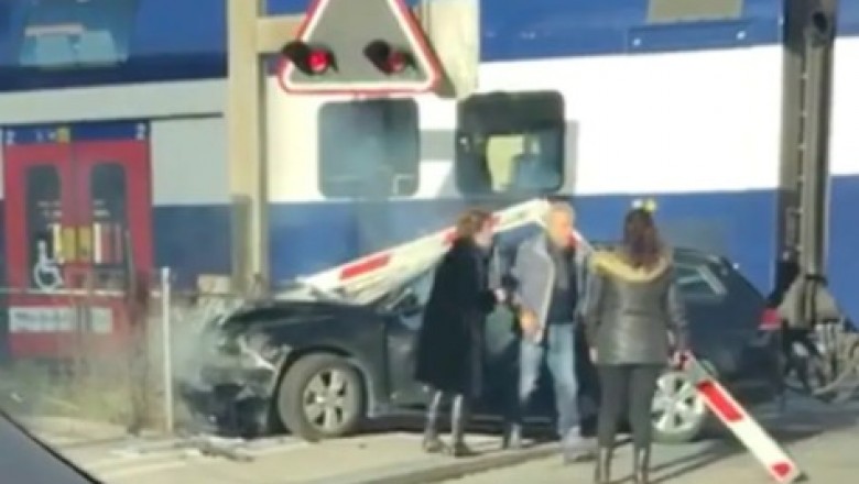 Utknęła autem na przejeździe kolejowym, nie zdążyła przed pociągiem