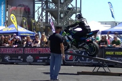 Mega pokaz umiejętności na motocyklu. To jest dopiero tor przeszkód 