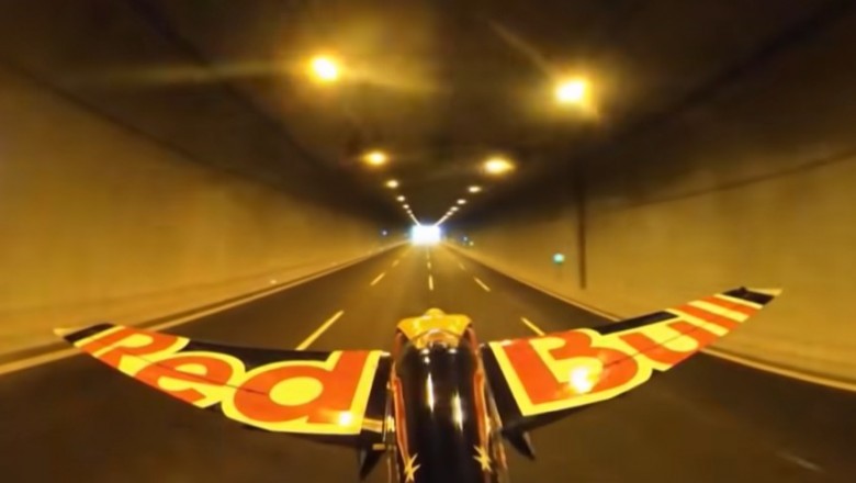 Przelot samolotem 245 km/h przez tunel. Niesamowity wyczyn Red Bulla